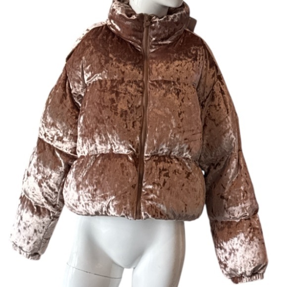 Fabletics Wonder Crush Velour Cropped Puffer Jacket in Teddy Size L - Picture 6 of 15